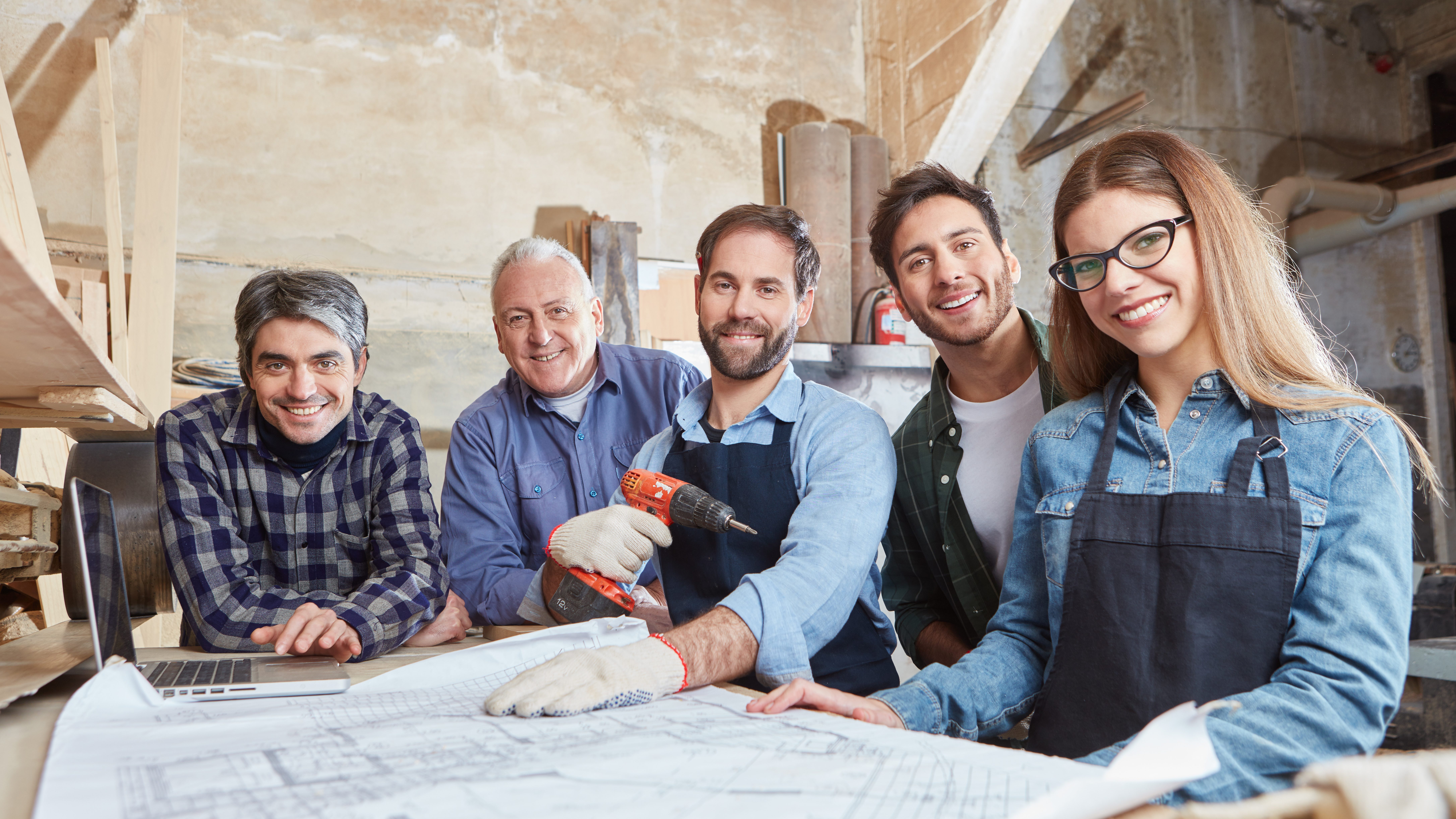 Handwerker-Team an einem Tisch