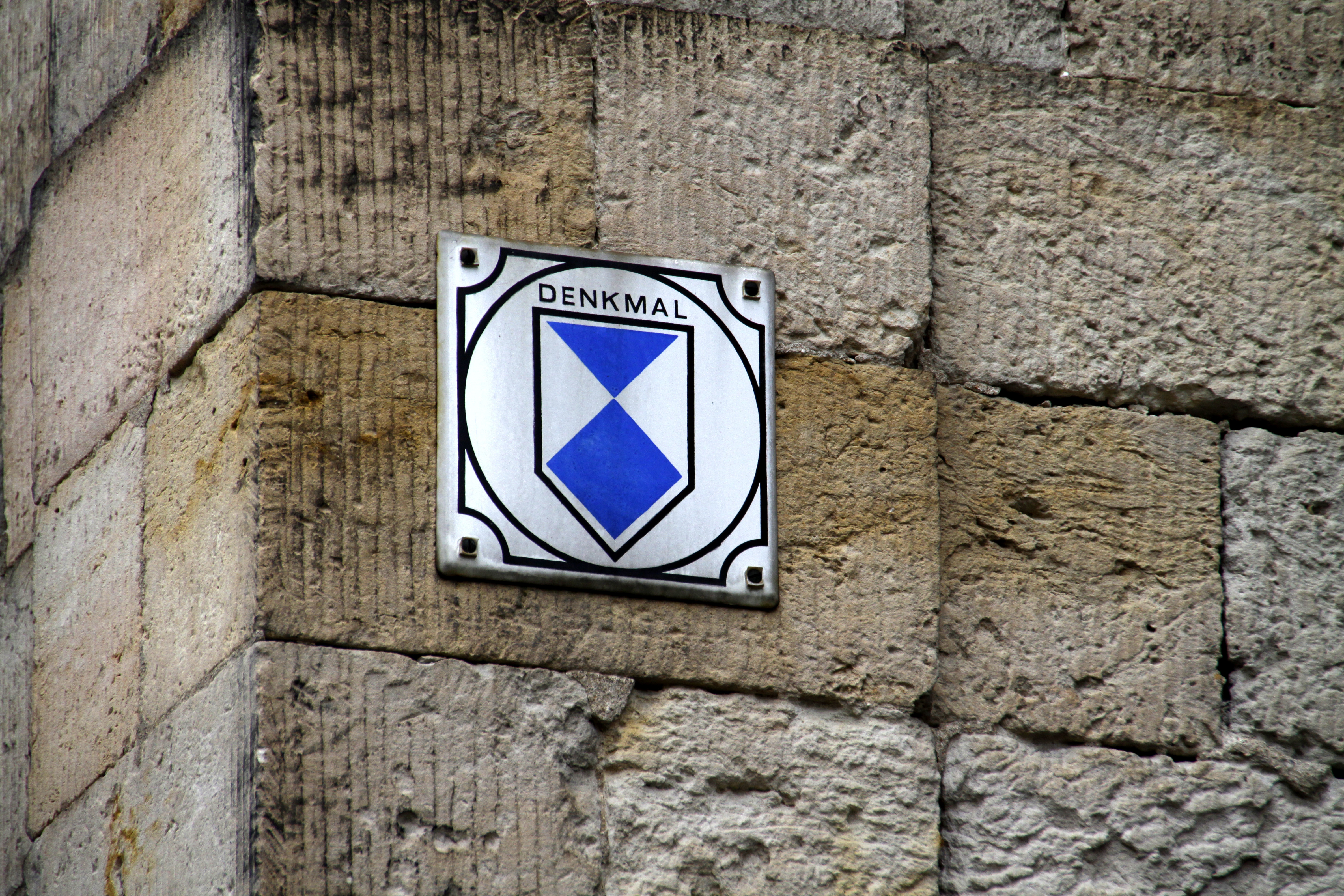 Denkmal-Plakette auf Wand
