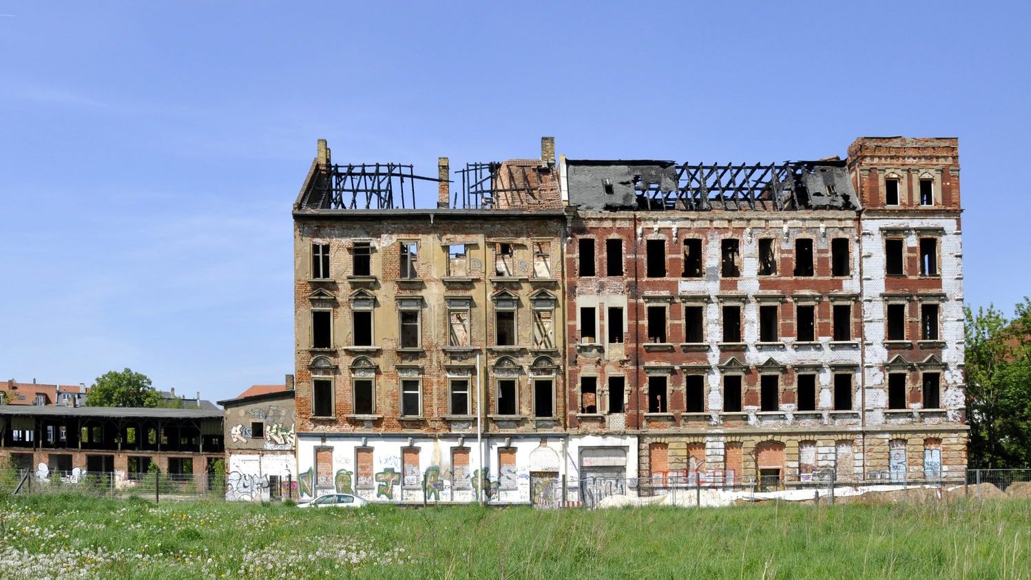 zerfallene Wohnhausruine in Leipzig
