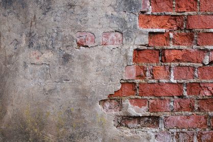 marode Ziegelwand mit Putz