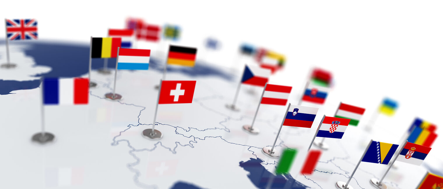 Globus mit Länderflaggen