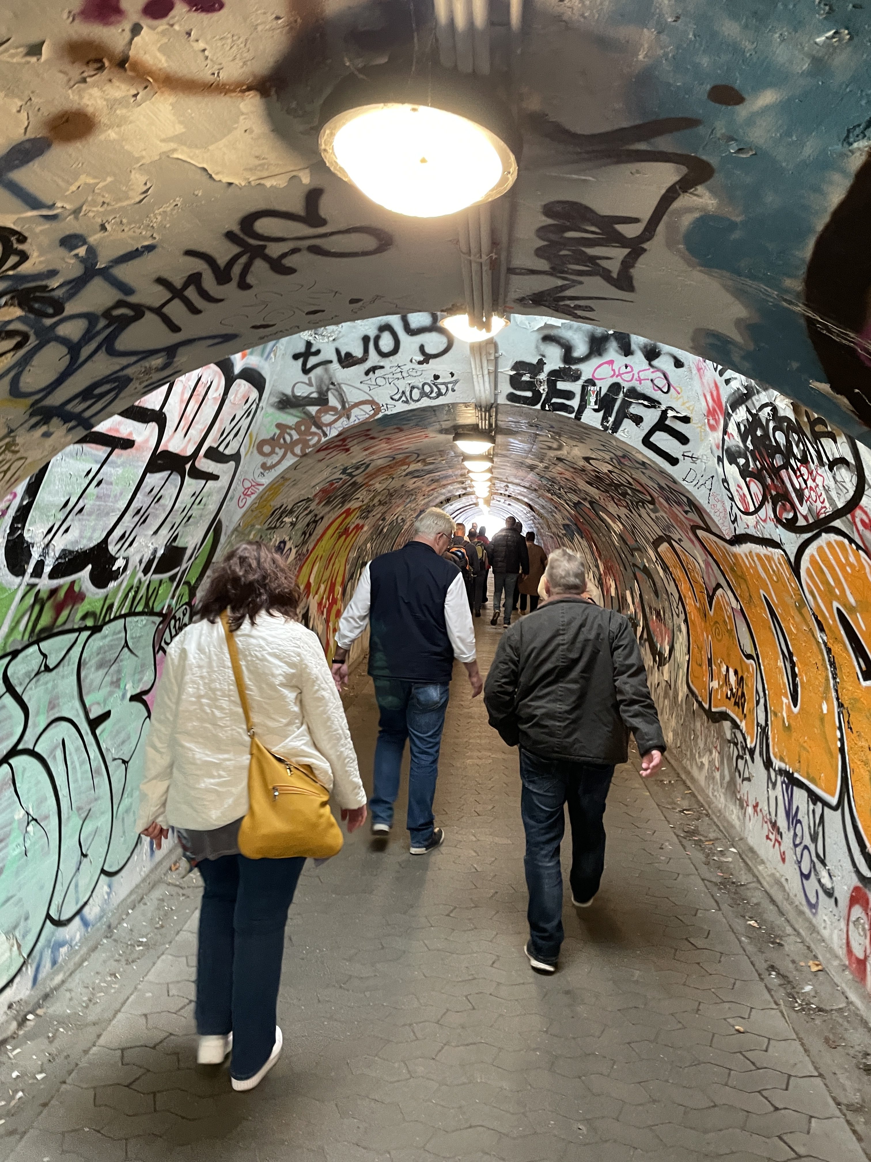 Menschengruppe im Tunnel