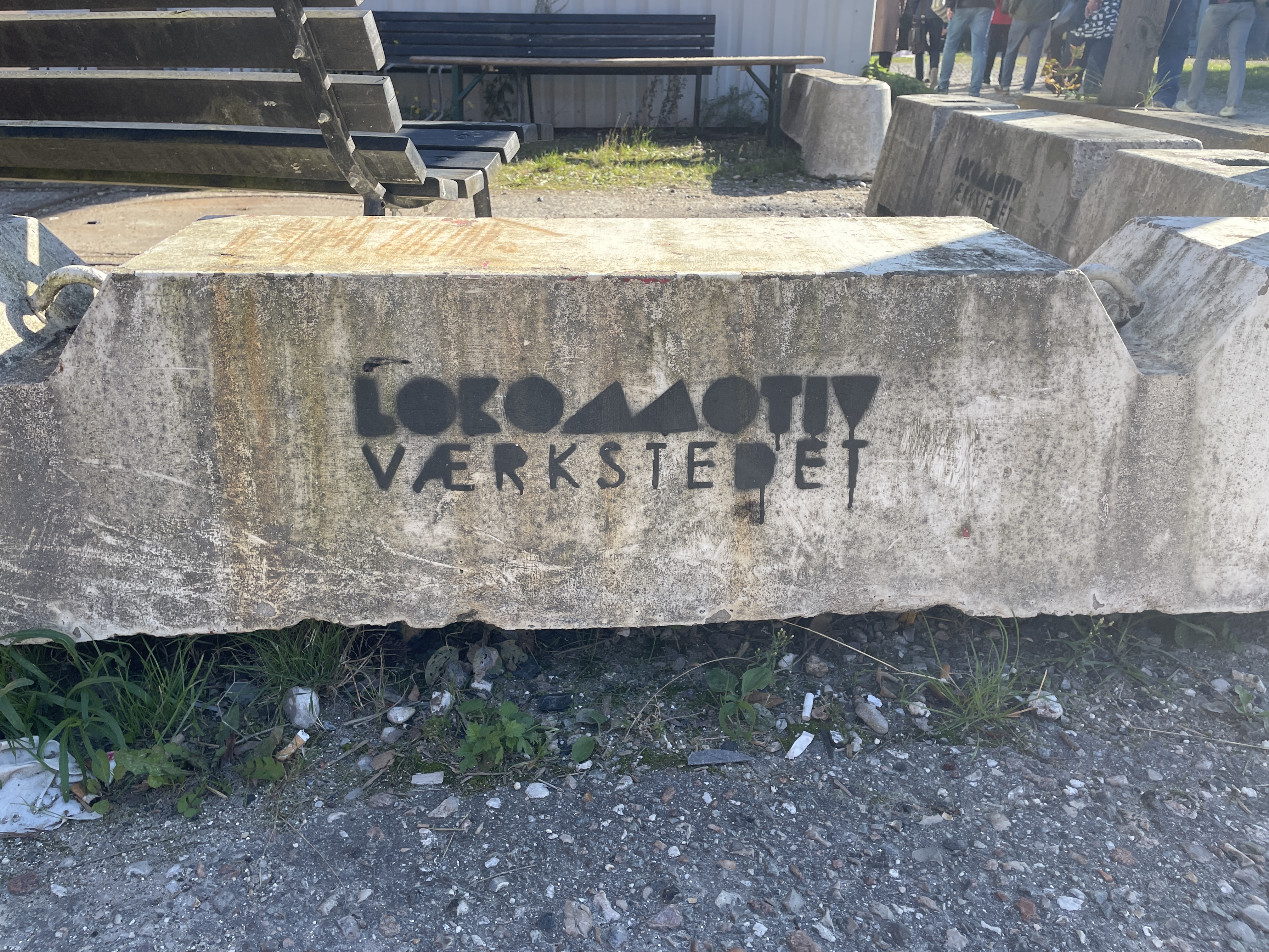 Stein mit Aufschrift Lokomotiven Werkstatt auf dänisch
