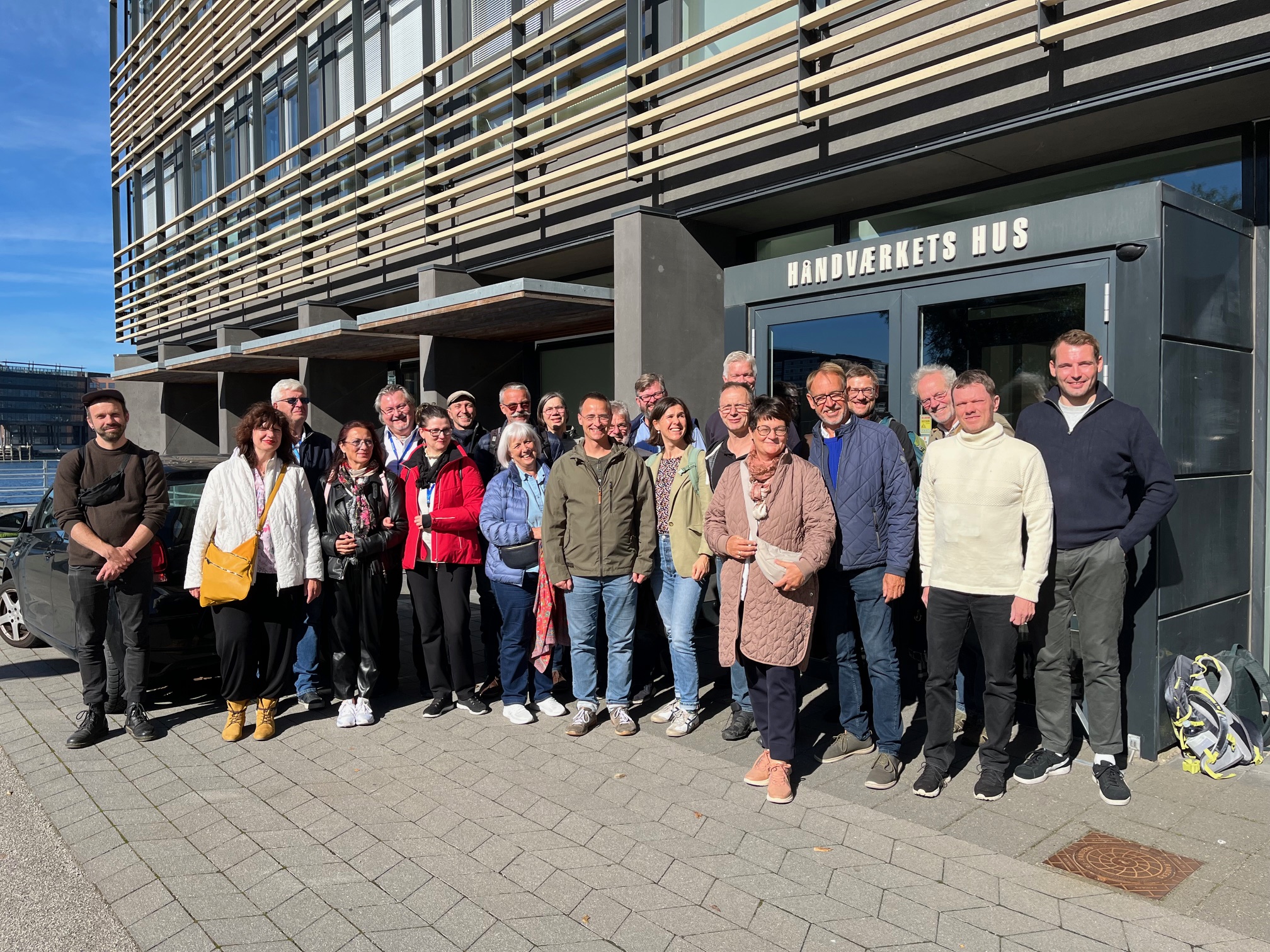 Gruppe von Handwerkern auf der Markterkundungsreise