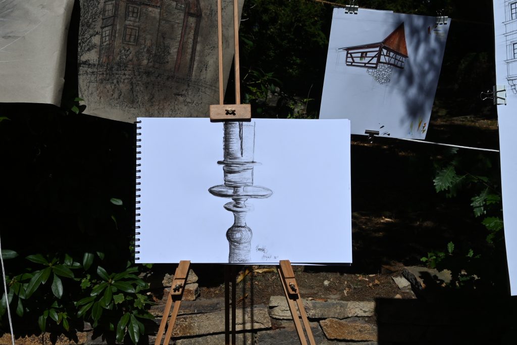 Staffelei mit Zeichnung