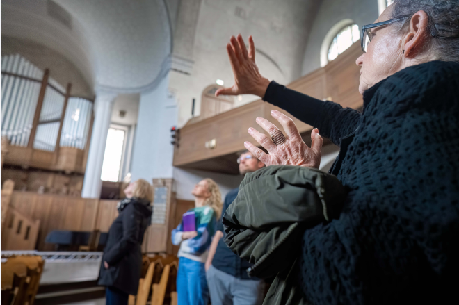 Erklärung im Kirchenraum durch Architektin
