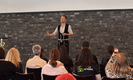 Laurien Bock als Referent vor Publikum