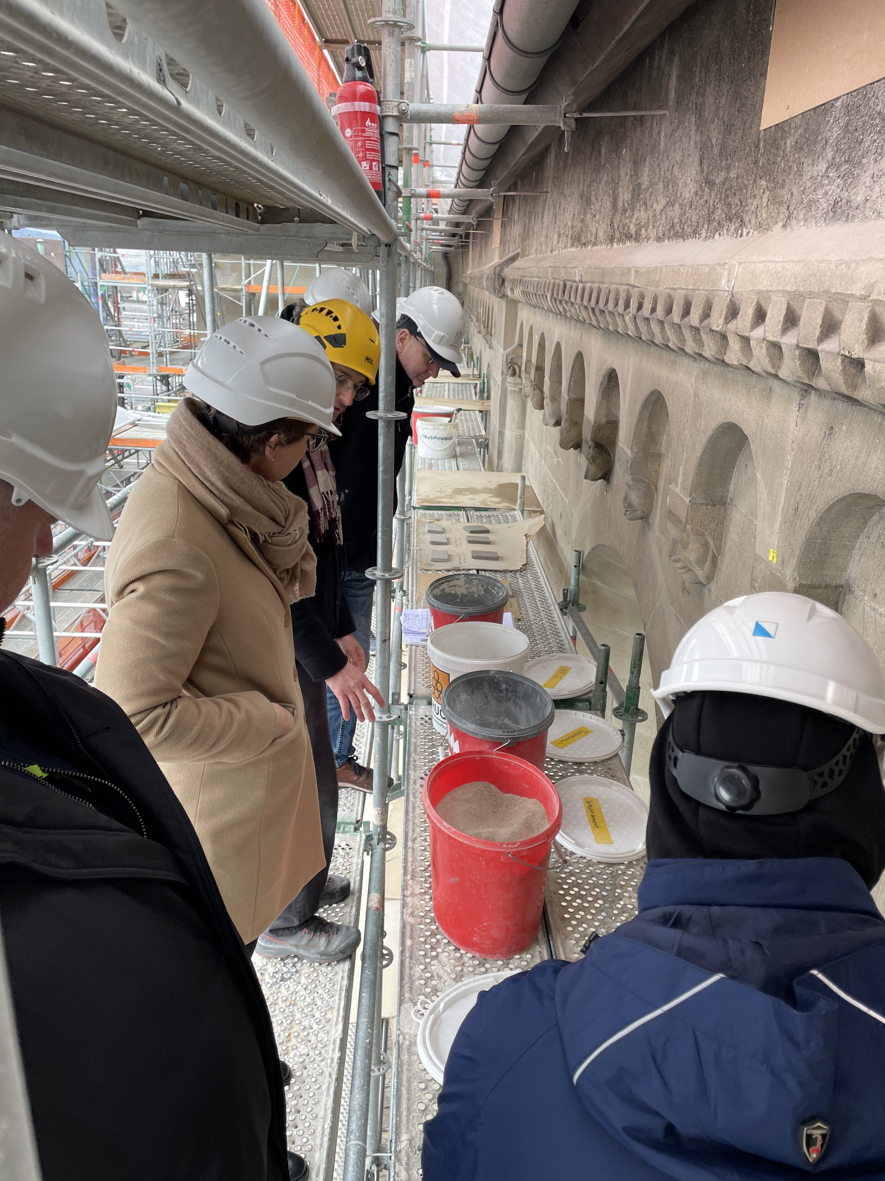 FAchaustausch auf dem Baugerüst am Großmünster Zürich © HWK zu Leipzig