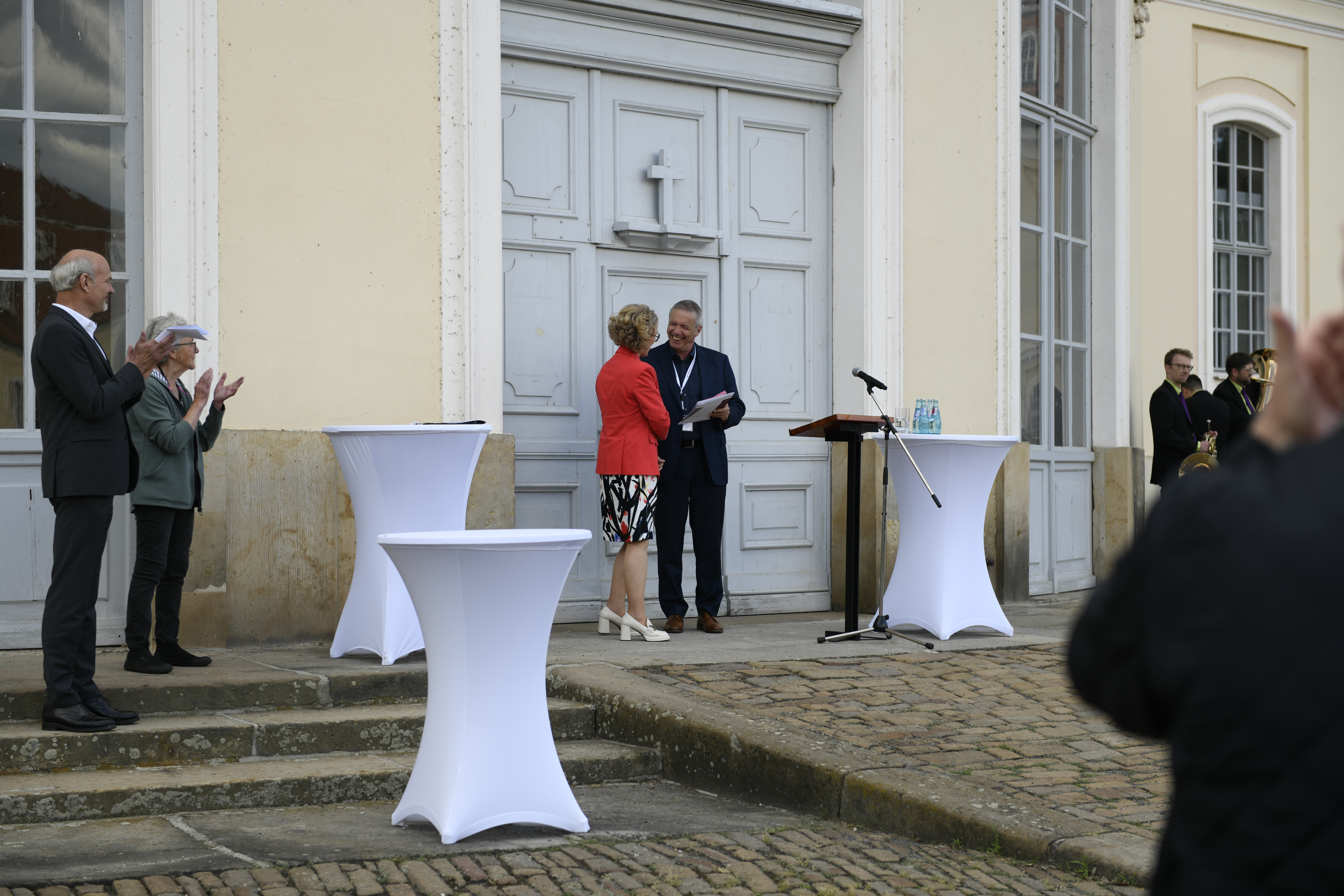 Der Vorsitzende der VDL, Prof. Dr. Thomas Drachenberg überreicht Ministerin Regina Kraushaar, sächsische Staatsministerin für Infrastruktur und Landesentwicklung auf Schloss Hubertusburg die Leipziger Erklärung (Foto: Sven Pank, LfD Sachsen, 9.6.2026)