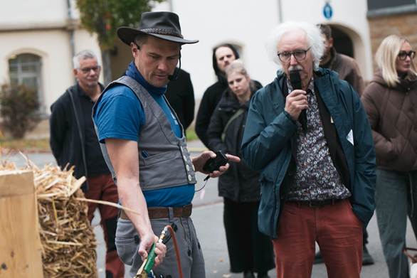 Nachhaltiges Bauen wird bei der Fachtagung auch praktisch erfahrbar: Vorführungen und konkrete Anwendungsbeispiele ergänzen den fachlichen Austausch rund um ökologische Baustoffe und Bauweisen. © Naturbau Campus