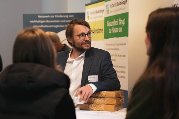 Wissenschaft trifft Praxis: Prof. Dr.-Ing. Björn Höhlig von der HTWK Leipzig im Gespräch mit Teilnehmenden der vergangenen Fachtagung. Bei der dritten Ausgabe am 17. September 2026 gehört er erneut zu den Referierenden.